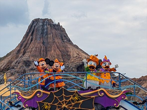 「ディズニー・ハロウィーン・グリーティング」ではみんなでトリックダンス、もしくはトリートダンスを踊ります