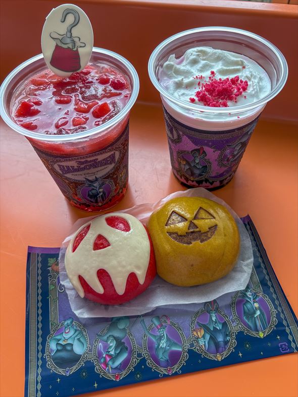 左がフック船長をイメージしたスパークリングゼリードリンク、右はアースラをイメージしたスペシャルドリンク、そしてテリヤキチキン＆ベーコンポテトのスペシャルまん