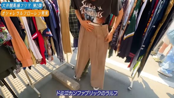 大井競馬場のフリーマーケットで服を探しながら冗談を言い合う