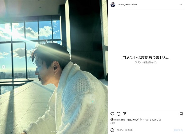 プールで泳ぐ大沢たかお