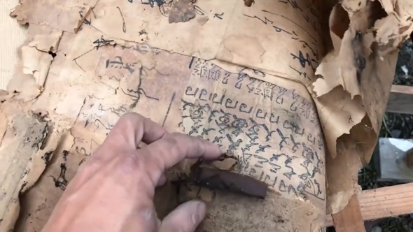 古い襖の中から絵や文字が書かれた紙