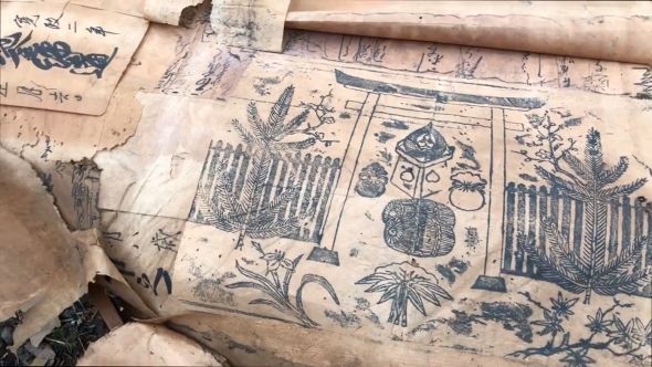 古い襖の中から絵や文字が書かれた紙