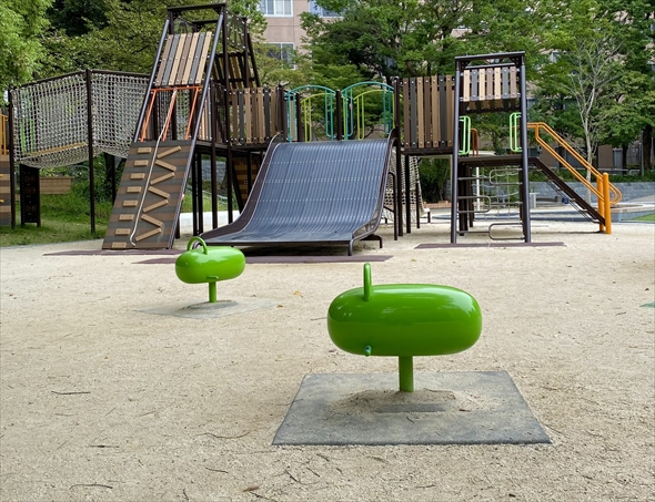公園にあるまたがって揺らす遊具