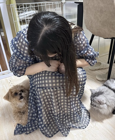 大好きな友達に帰ってほしくないため必死の形相で止めようとするワンコ