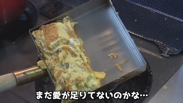 料理研究家リュウジのレシピをまねて卵を焼く