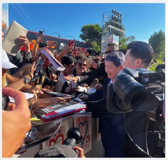 髪色が紫になっていたビートたけし