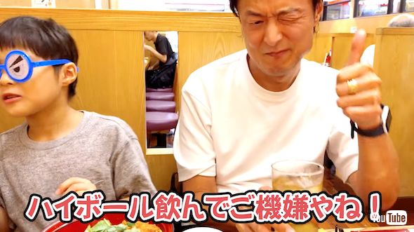 山田花子が家族と外食