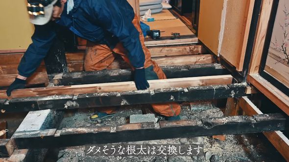 和室を子ども部屋にリノベーションするため床板を外す