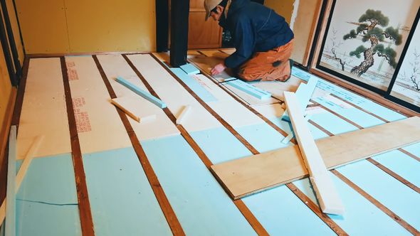 和室を子ども部屋にリノベーションするため断熱材を敷き詰める