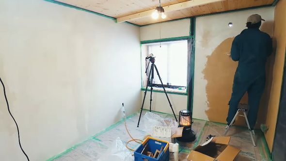 和室を子ども部屋にリノベーションするため壁にしっくいを塗る
