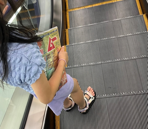 雑誌を持つ女の子