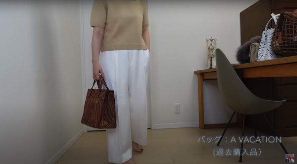 ZARAの半袖ニットにホワイトカラーのパンツをプラス