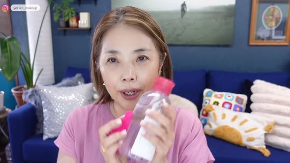 “実年齢より10歳若く見える”メイク術のため肌をクレンジング