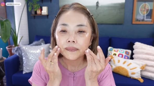 “実年齢より10歳若く見える”メイク術のためスキンケアをする