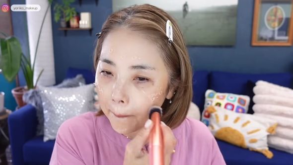 “実年齢より10歳若く見える”ようにするためベースメイクを仕上げる