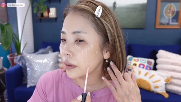 “実年齢より10歳若く見える”ようにするためベースメイクを仕上げる