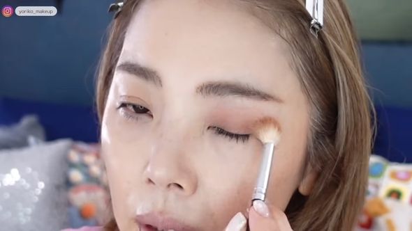 “実年齢より10歳若く見える”ようにするためアイシャドーを施す