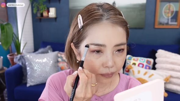 “実年齢より10歳若く見える”ようにするためハイライトを追加する