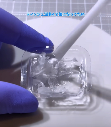 ティッシュとレジンを混ぜます