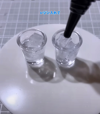 コップの中に氷とレジンを入れたら完成