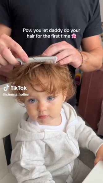 パパに髪をセットしてもらうのを待つ娘ちゃん