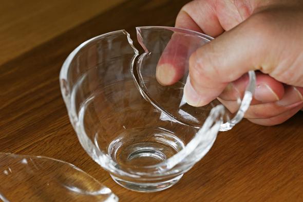 割れたコップがアート作品に変身