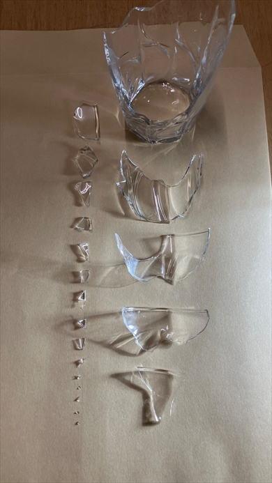 割れたコップがアート作品に変身