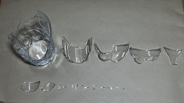 割れたコップがアート作品に変身