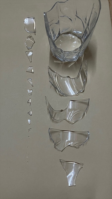 割れたコップがアート作品に変身