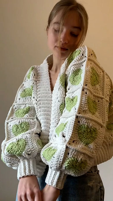 ハートのモチーフを使ったカーディガン