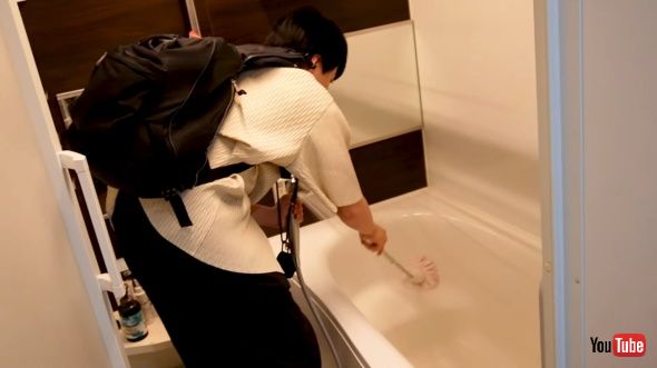 リュックを背負いながらお風呂掃除