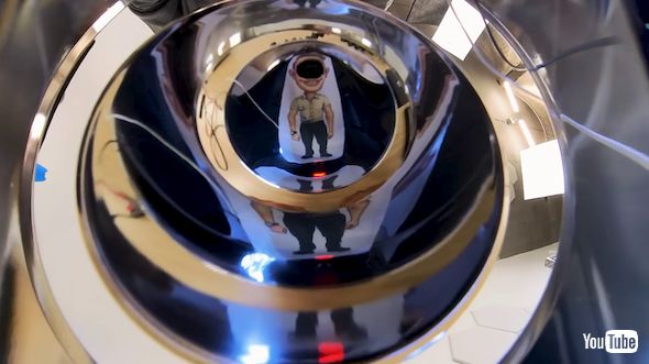 鏡面球体の中にカメラ