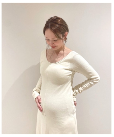 大きくなったお腹に手を添えて