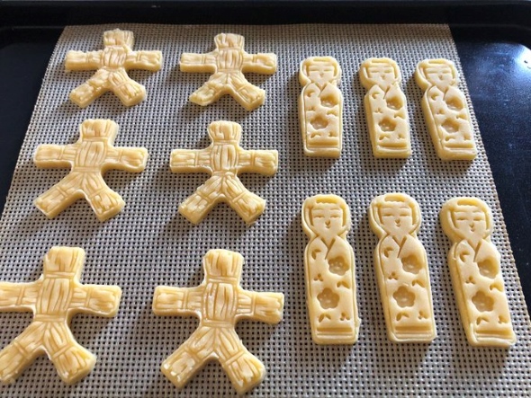 「わら人形」と「こけし」のクッキーを焼く前