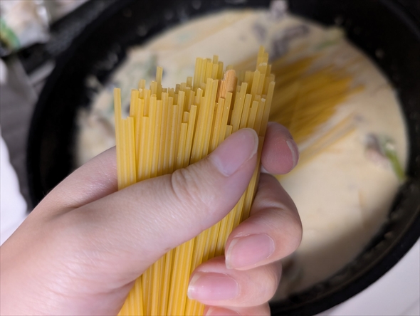 パスタと一緒に菜箸を折った人