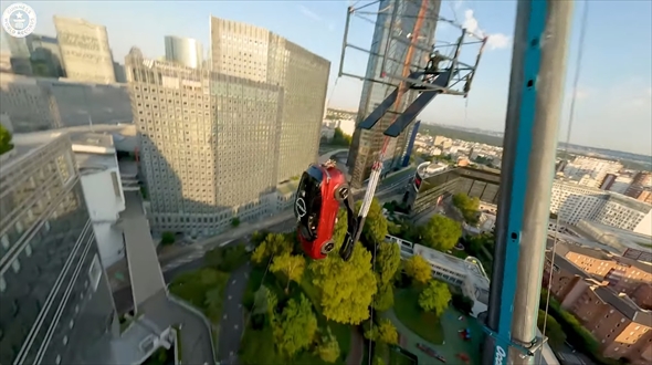 ギネス世界記録　バンジージャンプ　車
