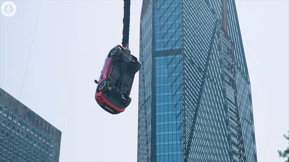 ギネス世界記録　バンジージャンプ　車