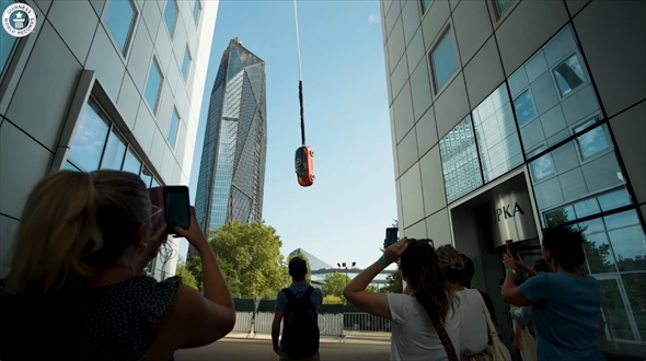 ギネス世界記録　バンジージャンプ　車