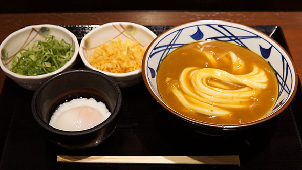 丸亀製麺のカレーうどんに温泉玉子のトッピング