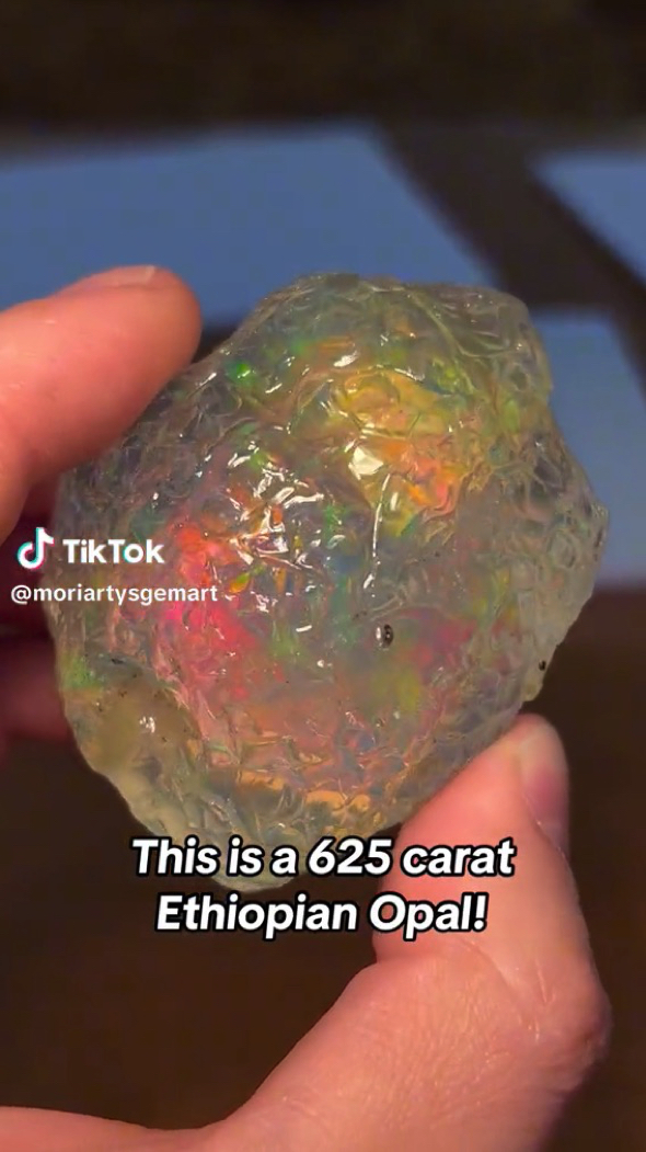 ゴルフボールよりも大きいオパールの原石