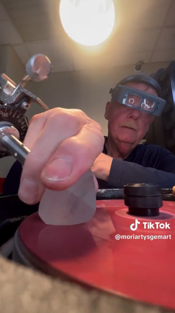 ゴルフボールよりも大きいオパールの原石