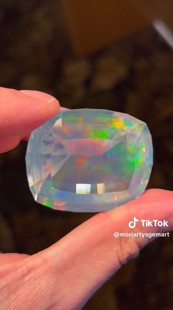 ゴルフボールよりも大きいオパールの原石