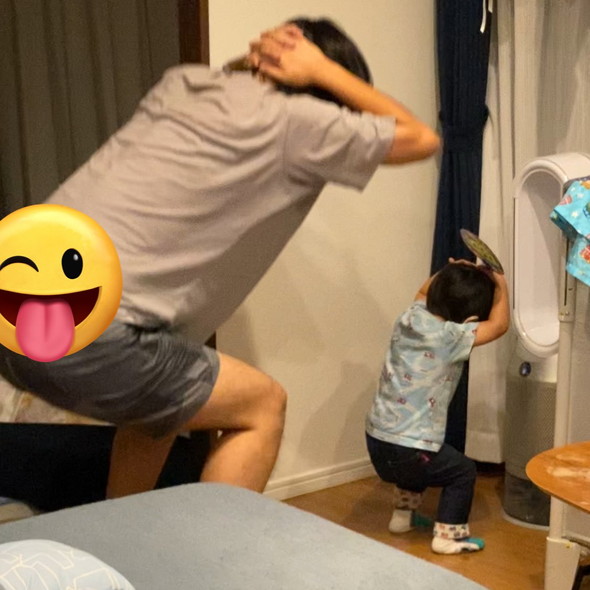 スクワットするパパと男の子