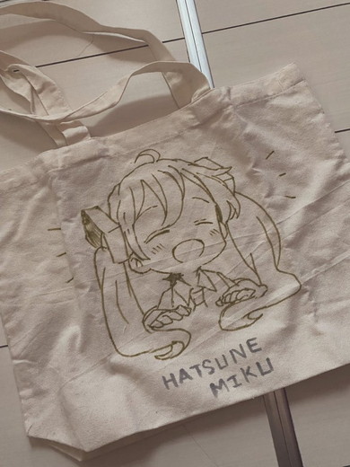 トートバッグに初音ミクの絵