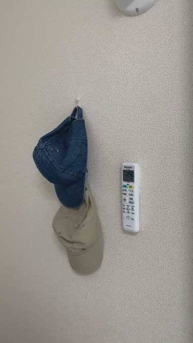 壁にかかっているキャップ