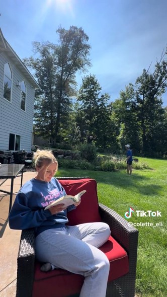 本を読む妻の背後から近づいてくる夫と弟