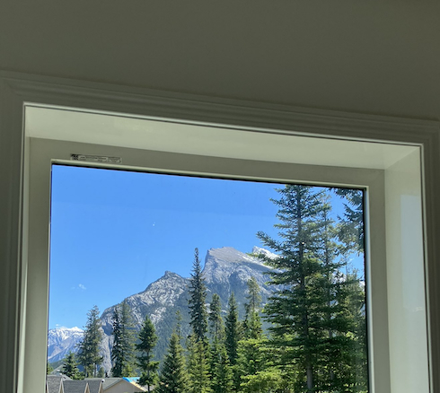 カナダ・バンフの自宅窓からの景色