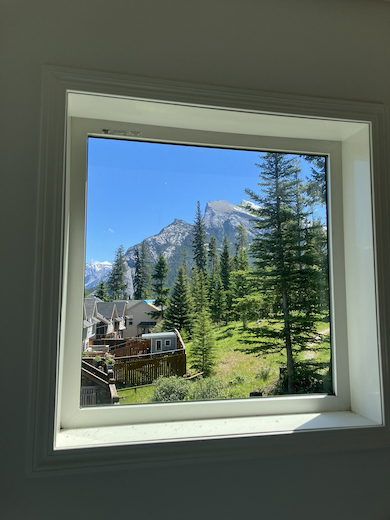 カナダ・バンフの自宅窓からの景色