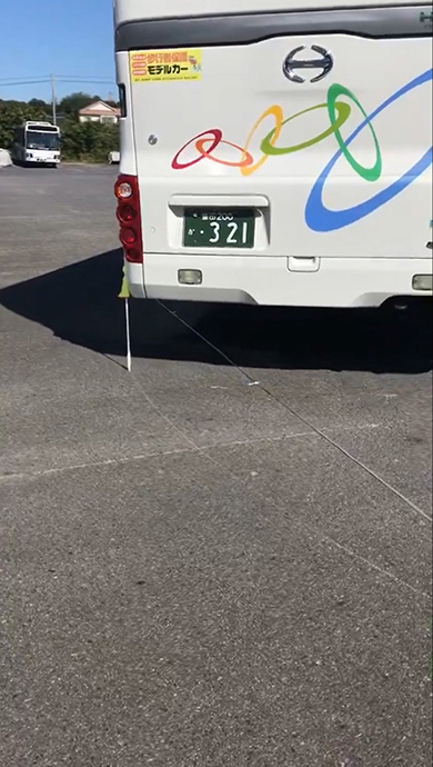 右折すると車体がせり出す