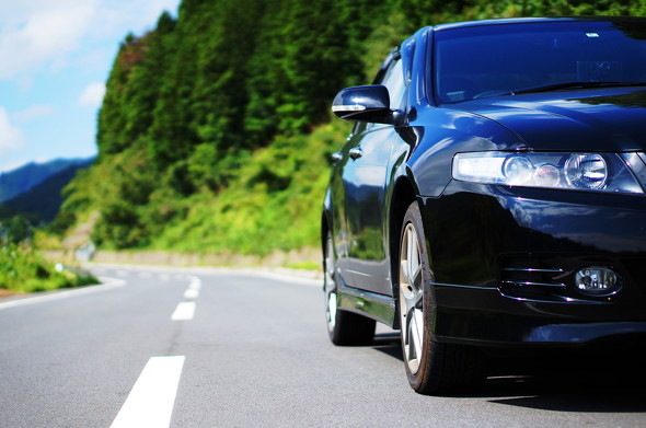 道路上を走行している車の写真